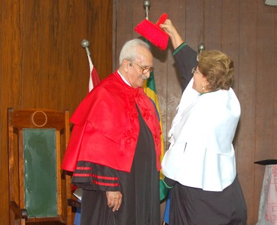 Dirceu Lindoso recebendo o título de doutor Honoris Causa