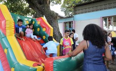 Crianças se divertem durante comemoração