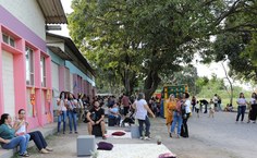 Servidores, pais e alunos em comemoração