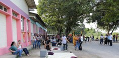 Servidores, pais e alunos em comemoração