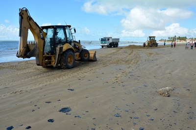 Trator usado para remover manchas de óleo no Pontal do Peba (foto: Cláudio Sampaio)