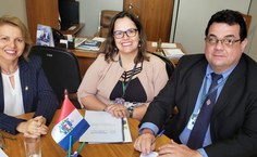 Reitora apresenta projetos aos assessores