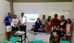 Estudantes voluntários durante capacitação