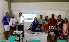 Estudantes voluntários durante capacitação