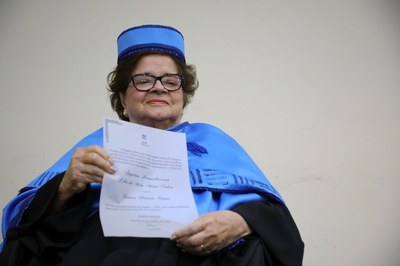 Zélia Maia Nobre com o diploma de Doutora Honoris Causa