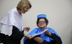 Momento em que a reitora Valéria Correia entrega o título de Doutora Honoris Causa à Zélia Maia Nobre