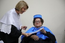 Momento em que a reitora Valéria Correia entrega o título de Doutora Honoris Causa à Zélia Maia Nobre