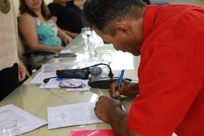 Agricultor assinando  contrato em 2018 (foto: Thiago Prado)