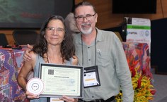 Mário Meneghetti, fez uma homenagem à professora do IQB, Simoni Meneghetti e entregou a ela o Prêmio Roberto Alves de Lima