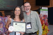 Mário Meneghetti, fez uma homenagem à professora do IQB, Simoni Meneghetti e entregou a ela o Prêmio Roberto Alves de Lima