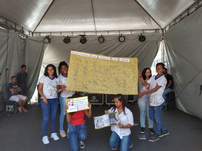 Estudantes da Escola Estadual Professora Anaías de Lima Andrade, do Vergel do Lago (Foto: Pedro Ivon)