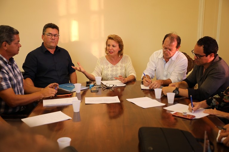 Pesquisadores da força-tarefa se reuniram com a reitora da Ufal