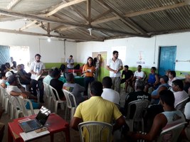 Pescadores e marisqueiras estão sofrendo com os efeitos do óleo no litoral