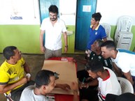 Igor Oliveira durante atividade com  pescadores