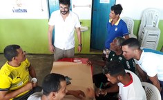 Igor Oliveira durante atividade com  pescadores