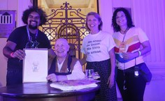 Jean Lima entrega sua homenagem à Monja Coen. Foto Blenda Machado