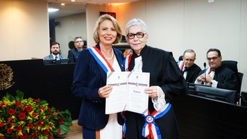 Reitora Valéria Correia recebe homenagem da presidente do TRT Alagoas