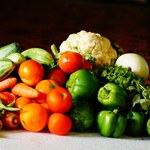 Agricultores assinam contratos para fornecer alimentos aos RUs