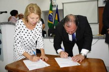 Reitora e prefeito assinam termo de adesão. Foto: Lenilda Luna