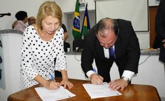 Reitora e prefeito assinam termo de adesão. Foto: Lenilda Luna