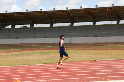 Paratleta olímpico Yohansson Nascimento abriu as corridas na nova pista