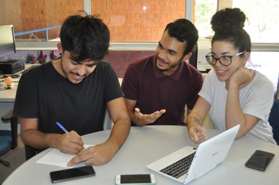 Luís, Emídio e Letícia, responsáveis pela campanha. Foto: Blenda Machado