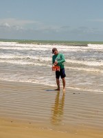 Pesquisadores coletam novas mostras de água no Litoral Sul