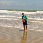 Pesquisadores coletam novas mostras de água no Litoral Sul
