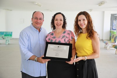 Elaine Pimentel com o professor Thiago Bomfim e Juliana Jota, coordenadora do curso. Foto: Renner Boldrino