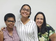 Marina com a mãe e uma amiga