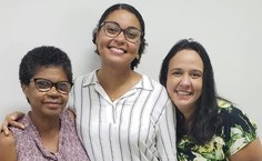 Marina com a mãe e uma amiga