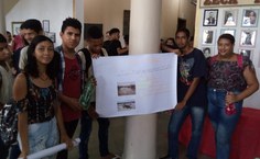 Alunos do Colegio Judith Paiva expondo cartazes.jpg