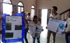 Alunos expondo cartazes_Judith Paiva.jpg