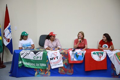 Reitora e representante dos movimentos na mesa de abertura. Foto: Renner Boldrino