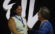 Sil da Capela recebe medalha entregue pela senhora Edna Leite, mãe do saudoso Gustavo Leite. Foto: Anna Sales