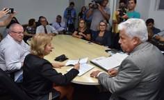 Reitora assina contrato.jpg