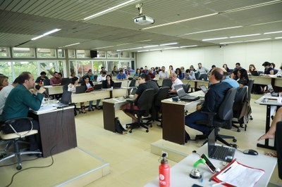 Documento provisório é apresentado aos conselheiros da Ufal. Foto: Thiago Prado