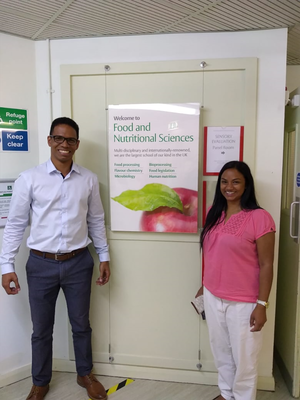 Adilson Sabino com a professora Anisha Wijeyesekera, do Departamento de Microbioma Humano da Universidade de Reading