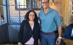 Adilson Sabino com a coordenadora do projeto, professora Nazima Pathan, do Departamento de Pediatria da Universidade de Cambridge