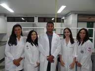 O professor Carlos Fraga com os membros da pesquisa no laboratório em Arapiraca