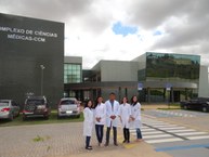 O professor Carlos Fraga com os membros da pesquisa no CCM, em Arapiraca