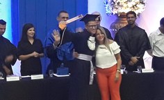 Ewerton Douglas Canuto de Albuquerque ao lado da mãe, na Colação de Grau