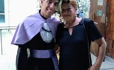 Lucian Marcelino ao lado da mãe, na Colação de Grau