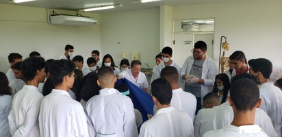 Alunos do Paespe visitam o laboratório de anatomia do ICBS
