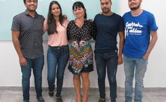 A professora Vanuza Souza [ao centro] com os bolsistas Adonias Vieira e Laís de Carvalho e os colaboradores Willames Benzi e Gustavo Cândido