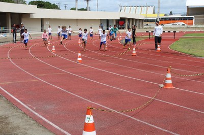 Crianças participando do festival de atletismo. Foto: Assessoria