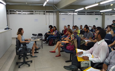 Professora Priscila Muniz em oficina sobre uso do ciberespaço