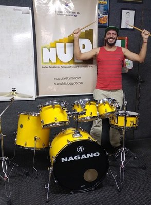 Alexandre Viana é aluno de percussão e um dos beneficiados com a baetria