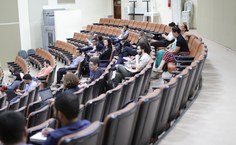 Participantes acompanham o evento que termina nesta sexta, 23