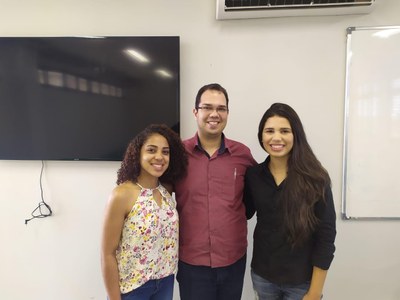 Professor Victor Santos com as bolsistas Hidyanara Paula e Sara Silva